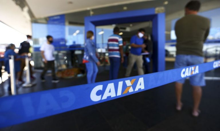 Fila para entrada em agência da Caixa, em Brasília