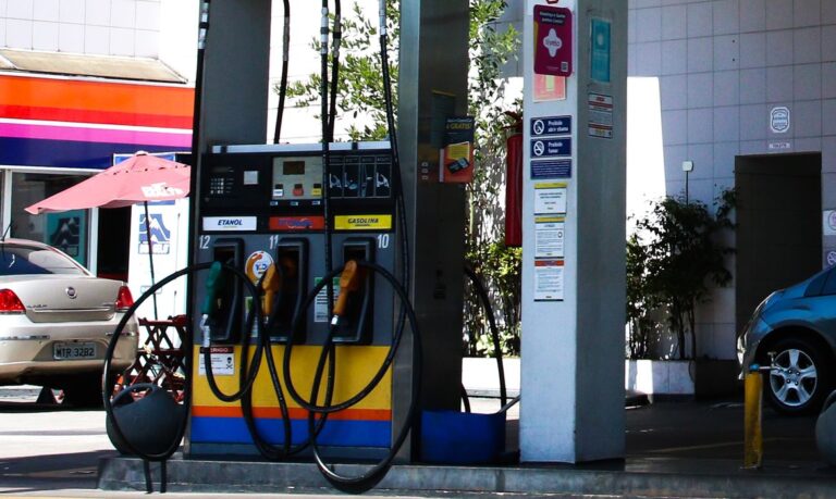 São Paulo - Posto de gasolina em Pinheiros