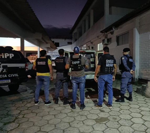 MULHER PRESA PELA POLÍCIA