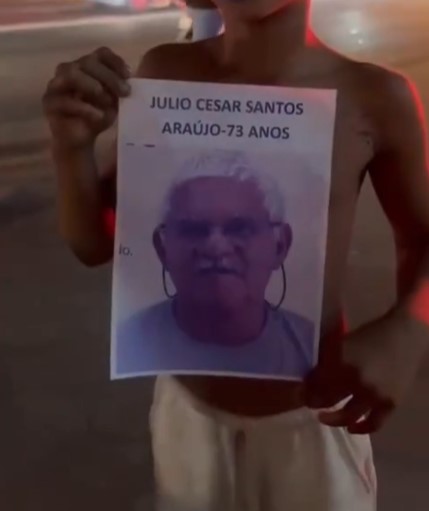 criança segura nas mãos foto de idoso